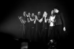 Etienne Daho sur scène en compagnie de ses musiciens lors de la tournée BlitzTour en 2018.