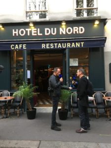 Etienne Daho devant l'Hôtel du Nord à Paris en compagnie de Nikos Aliagas en 2017.