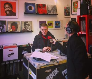 Etienne chez le disquaire parisien Record Station en 2017.