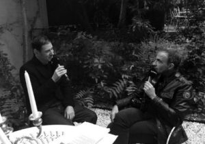 Etienne Daho et Nikos Aliagas dans les jardins de l'Hôtel Particulier à Montmartre en 2017