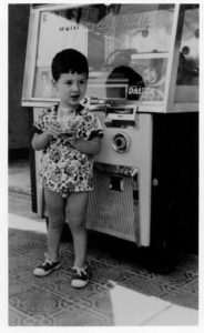 Etienne Daho enfant devant le jukebox à Oran.
