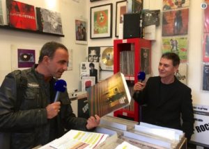 Etienne Daho et Nikos Aliagas chez le disquaire Record Station à Paris en 2017