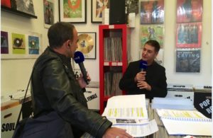 Etienne Daho avec Nikos Aliagas chez le disquaire Record Station à Paris en 2027.