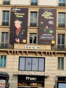 Façade de la Fnac mettant deux affiches annonçant la sortie de l'album Tirer la nuit sur les étoiles et la rencontre avec Etienne Daho.