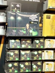 Disque vinyle et CD de l'album Tirer la nuit sur les étoiles en évidence dans le rayon variété française de la Fnac.