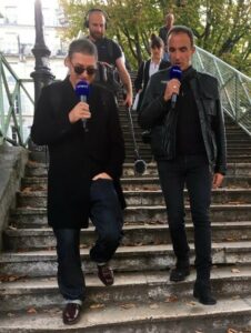 Etienne Daho dans Paris en compagnie de Nikos Aliagas en 2017.