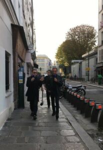 Etienne Daho dans les rues de Paris en compagnie de Nikos Aliagas en 2017.