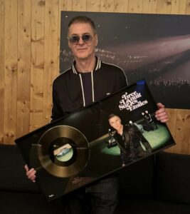 En mai 2024, Étienne Daho reçoit un disque d’or pour son album 'Tirer la nuit sur les étoiles'.